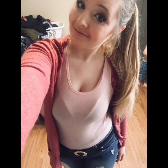 Profile Picture of Chloe Vincent (@chloevincent767) on Poshmark