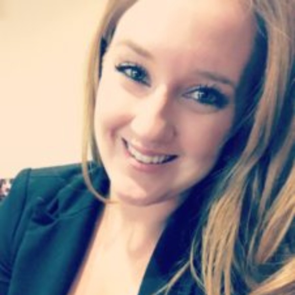 Profile Picture of Nicole Swartwout (@nswartwout) on Poshmark