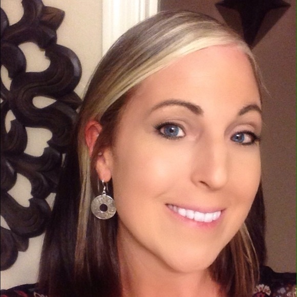 Profile Picture of Tamara Schmidt (@sundratitali) on Poshmark