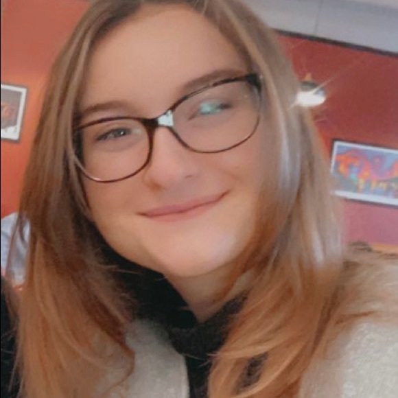 Profile Picture of Ashlyn Fowler (@ashlyn_fowler) on Poshmark