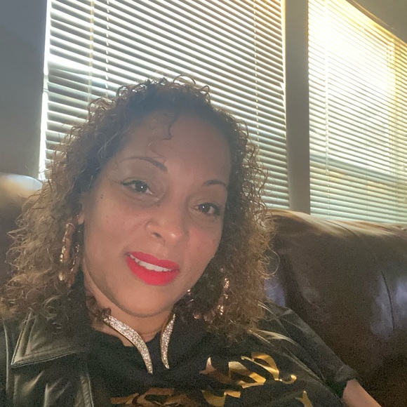 Profile Picture of Keisha Brown (@ampolyce) on Poshmark