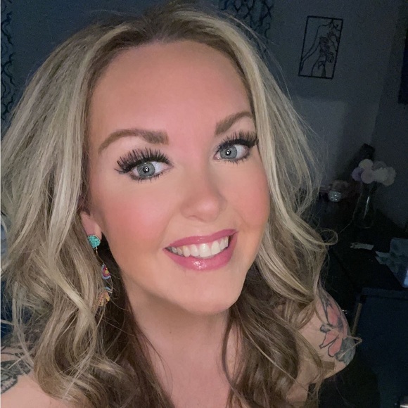 Profile Picture of Heather Engel (@h_vanous) on Poshmark