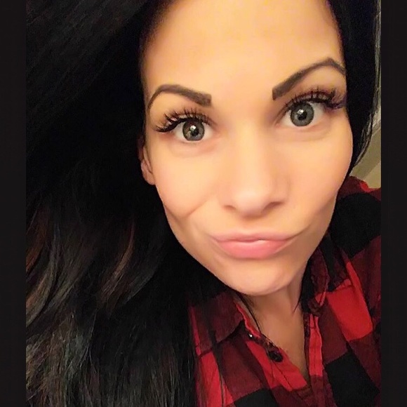 Profile Picture of Michelle Carnahan (@michcarn) on Poshmark