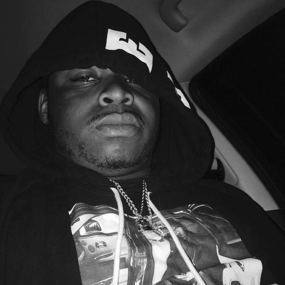 Profile Picture of Donnell Thompson (@deesavage007) on Poshmark