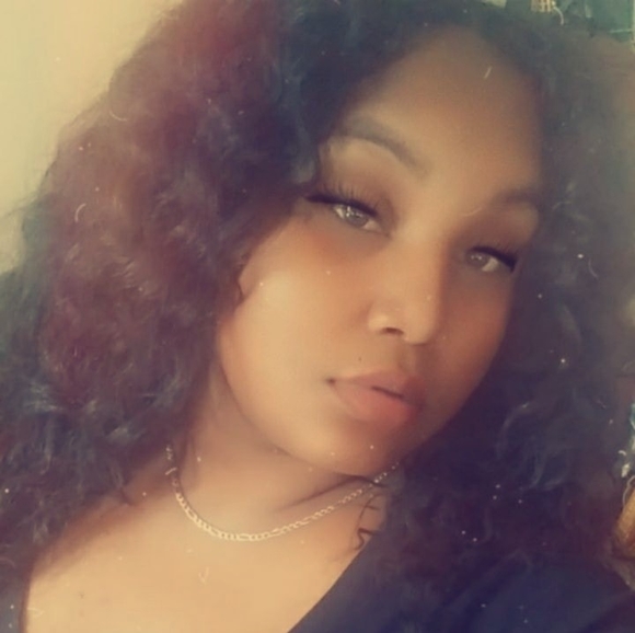Profile Picture of Iris Velez (@lewisiris00) on Poshmark