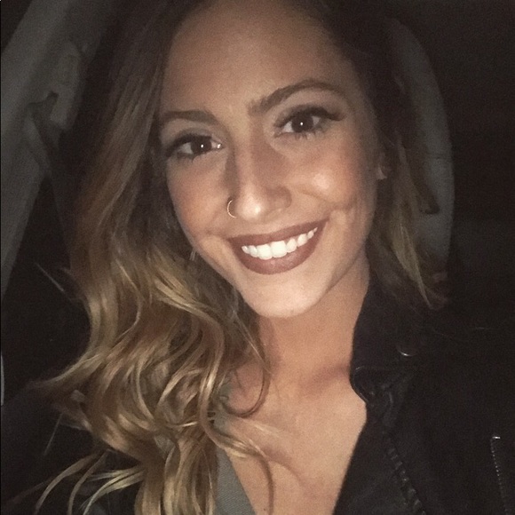 Profile Picture of Hanah Campbell (@hanahjae) on Poshmark