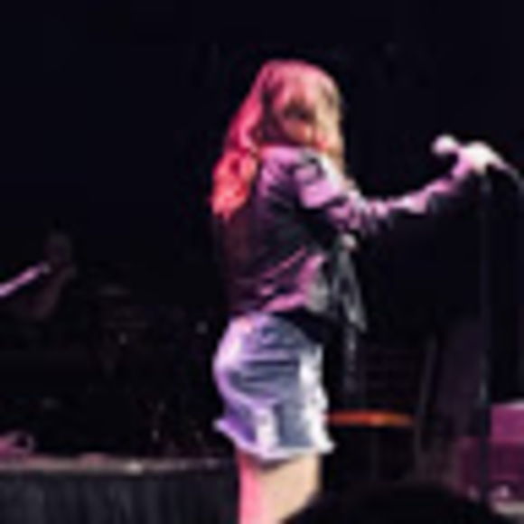 Profile Picture of Rayna Hanson (@99037135) on Poshmark