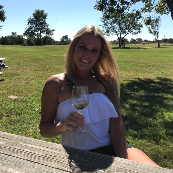 Profile Picture of Christine Maffucci (@chrismaff710) on Poshmark