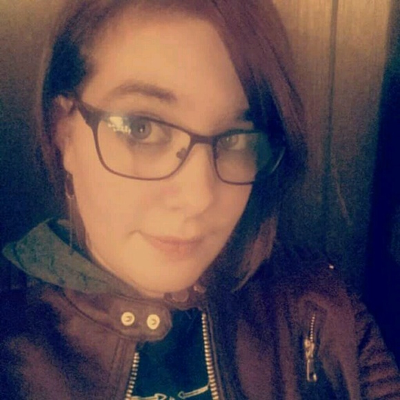 Profile Picture of Ashley Pantelis (@shaypantelis) on Poshmark