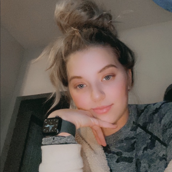 Profile Picture of Taylor Couch (@taylorcouch_) on Poshmark