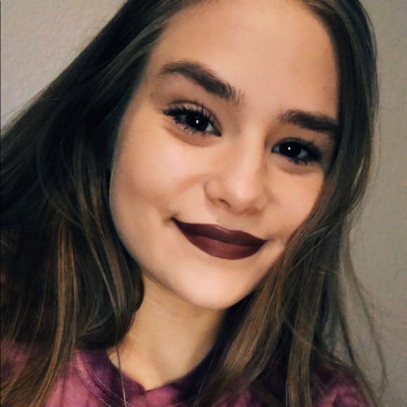 Profile Picture of Tori Murphy (@itstoorii) on Poshmark