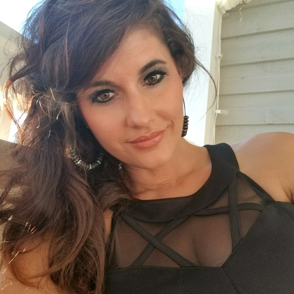 Profile Picture of Melissa Benbrook (@klassykuts) on Poshmark