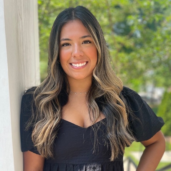 Profile Picture of Andrea Romero (@aromer11) on Poshmark