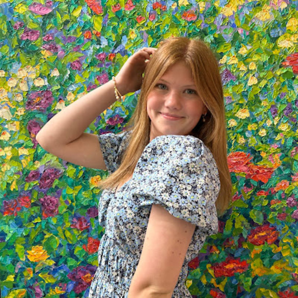 Profile Picture of Julia Estes (@juliaestes09) on Poshmark