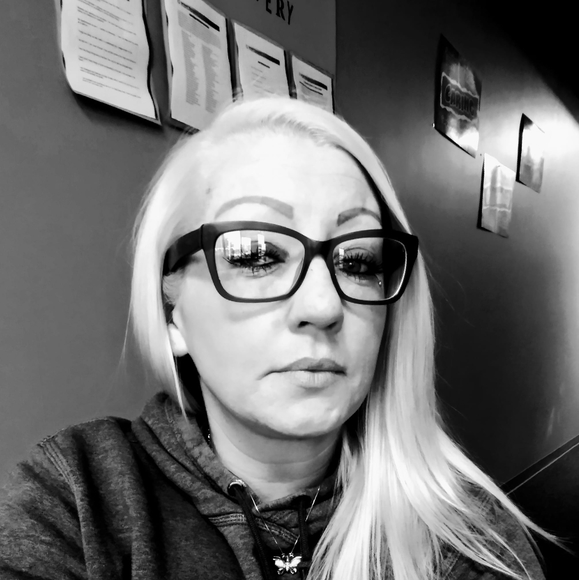 Profile Picture of Amanda Rose (@amandarose188) on Poshmark