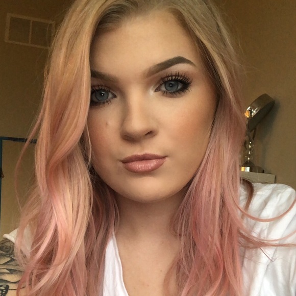 Profile Picture of Kelli Siess (@kelliwashere) on Poshmark