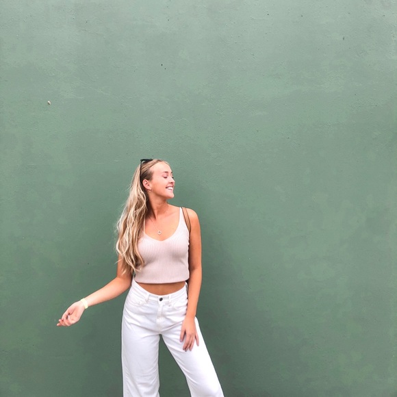 Profile Picture of Julia Read (@julia_read) on Poshmark