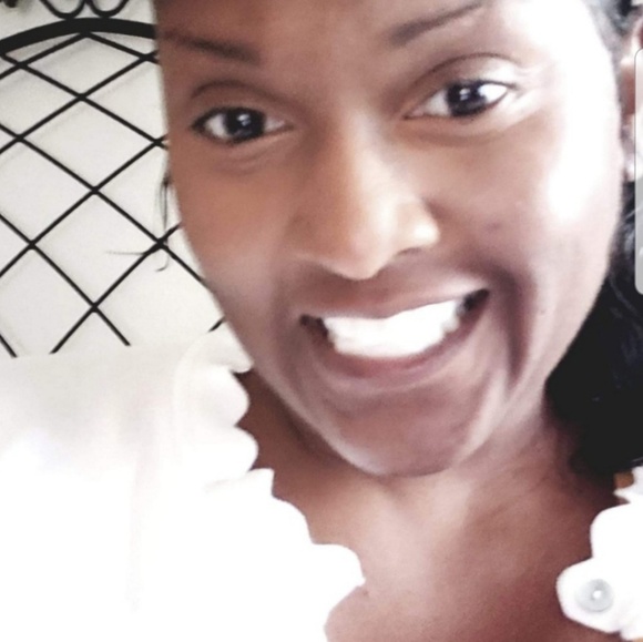 Profile Picture of Deanna Barnes (@dbarnes_555) on Poshmark