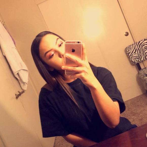 Profile Picture of Brie Hidvegi (@briehidvegi) on Poshmark
