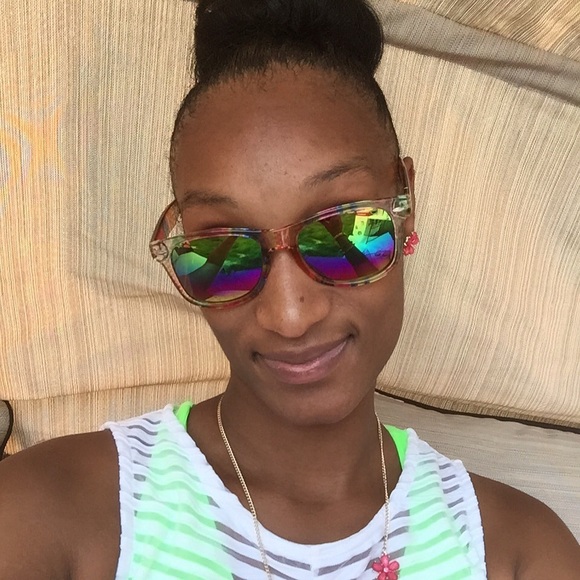 Profile Picture of Tayanna Sallins (@taysoclassy) on Poshmark