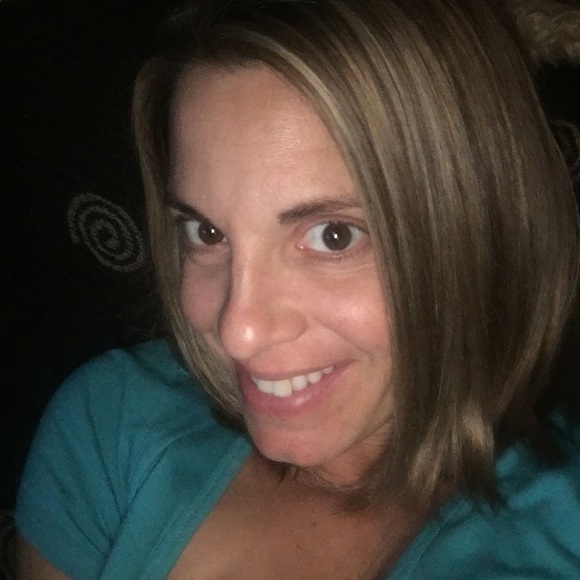 Profile Picture of Darby Horner (@darbyh79) on Poshmark