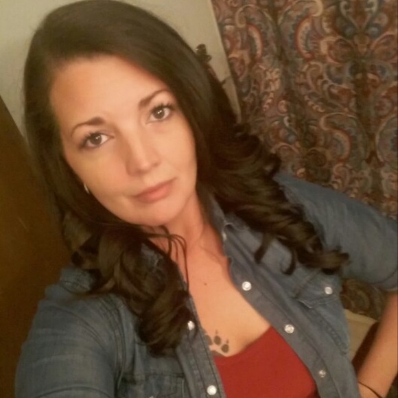 Profile Picture of Taneka Carayol (@tlcarayol) on Poshmark