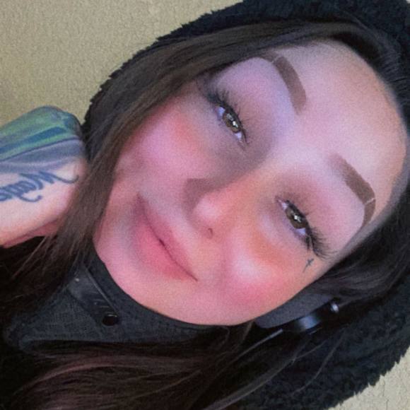 Danielle Madrill - Poshmark Profile Picture of Danielle Madrill (@danimadrill) on Poshmark