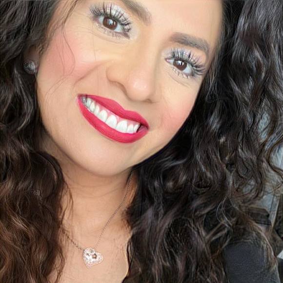 Profile Picture of Mari Silva (@msilva75) on Poshmark