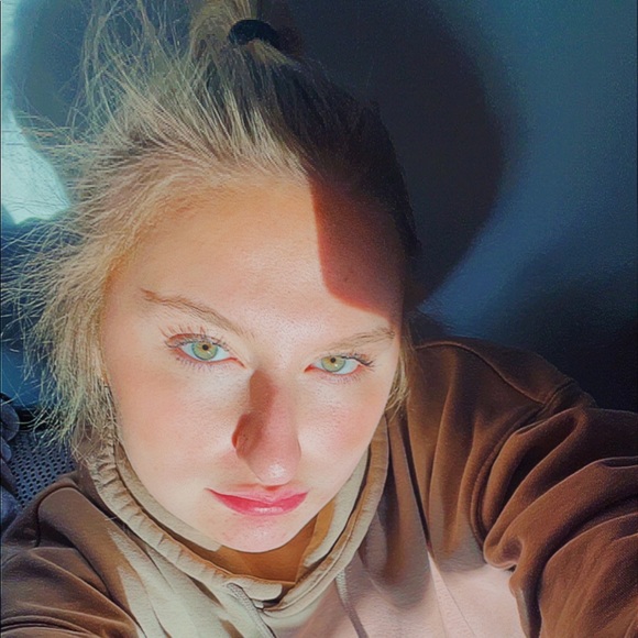 Profile Picture of Sydney Block (@sydney_block) on Poshmark