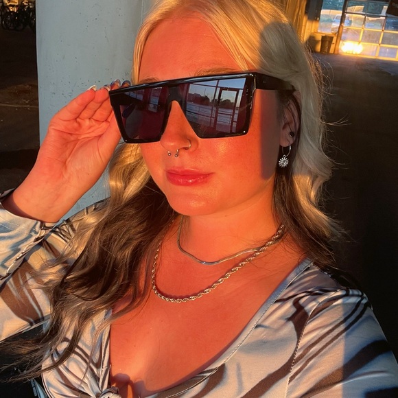 Profile Picture of Julia Rine (@julezzzzz5) on Poshmark
