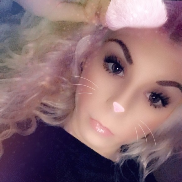 Profile Picture of Ashley Schell (@ashschell92) on Poshmark