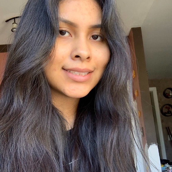 Profile Picture of Lorena Longoria (@llorenaa_) on Poshmark