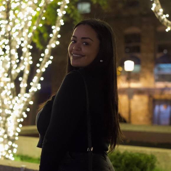 Profile Picture of Vivian Alvarado (@vivianalv) on Poshmark