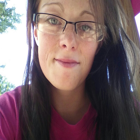 Profile Picture of Tabetha Cruz (@tabethacruz) on Poshmark