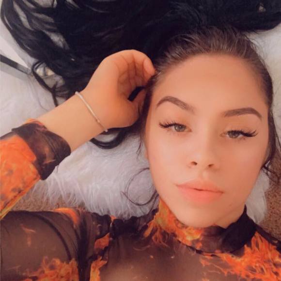Profile Picture of Mónika López (@monika_lopez20) on Poshmark