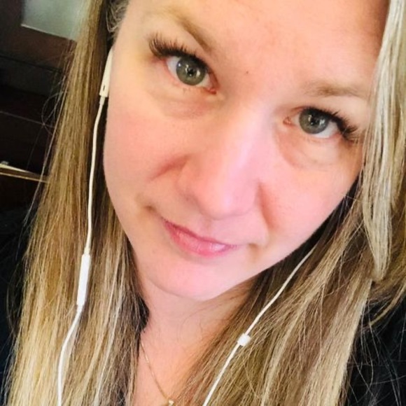 Profile Picture of Julie Lefort (@bluesky767) on Poshmark