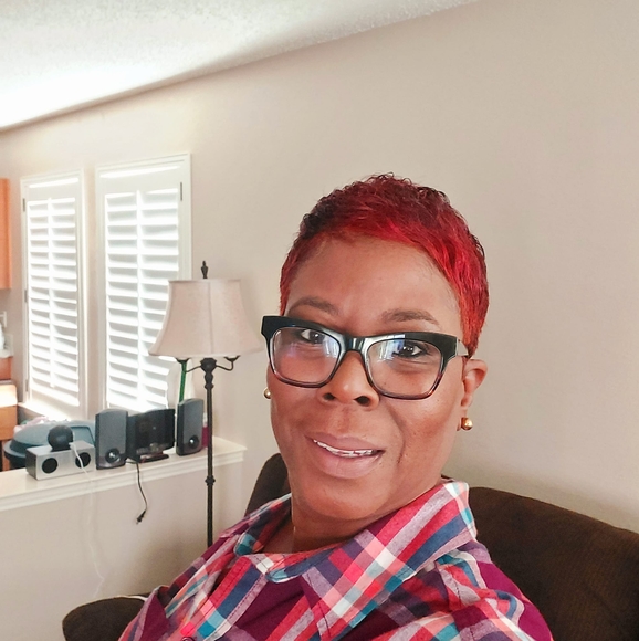 Profile Picture of Paula Skinner (@paula_skinner) on Poshmark