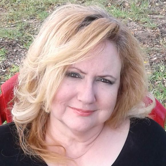 Profile Picture of Laura Lopez (@lauralopez902) on Poshmark