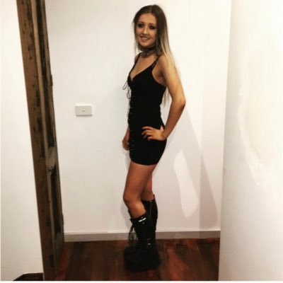 Profile Picture of Lara Foster (@LaraFostr) on Twitter