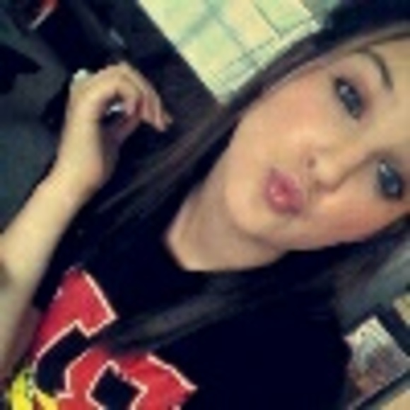 Profile Picture of Hayley Engnell (@ayeehayleey) on Poshmark
