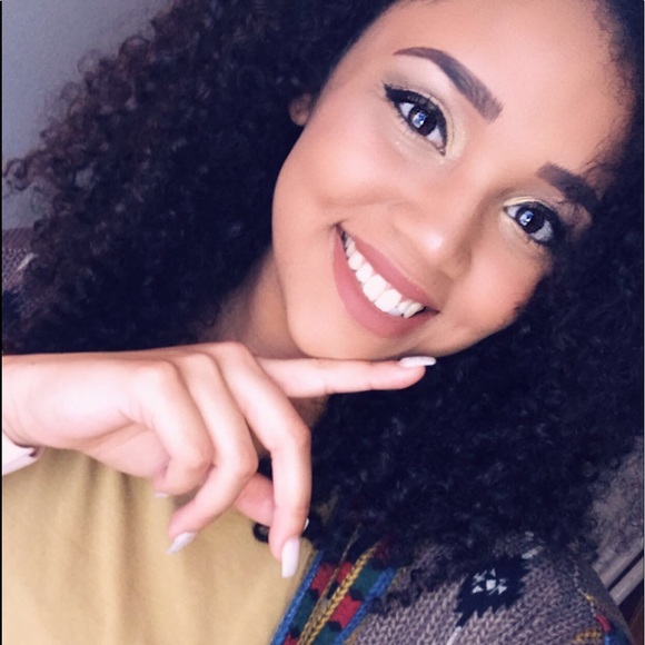 Profile Picture of Alexas Moorer (@alexasmoorer) on Poshmark