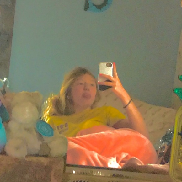 Profile Picture of Charlize Brumagim (@c_brumagim07) on Poshmark