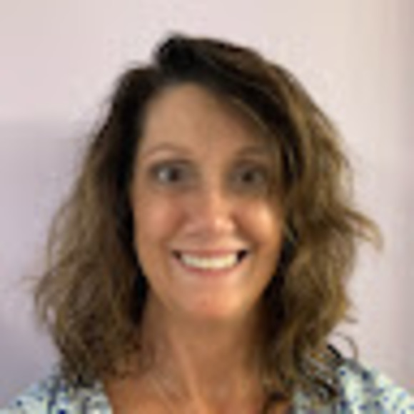 Profile Picture of Ellen Galatis (@ellengalatis) on Poshmark