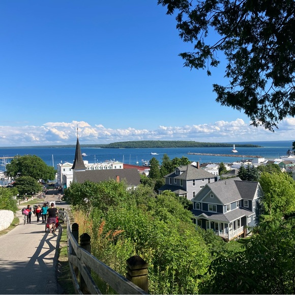 Profile Picture of Yi Zhang (@yizhang749) on Poshmark