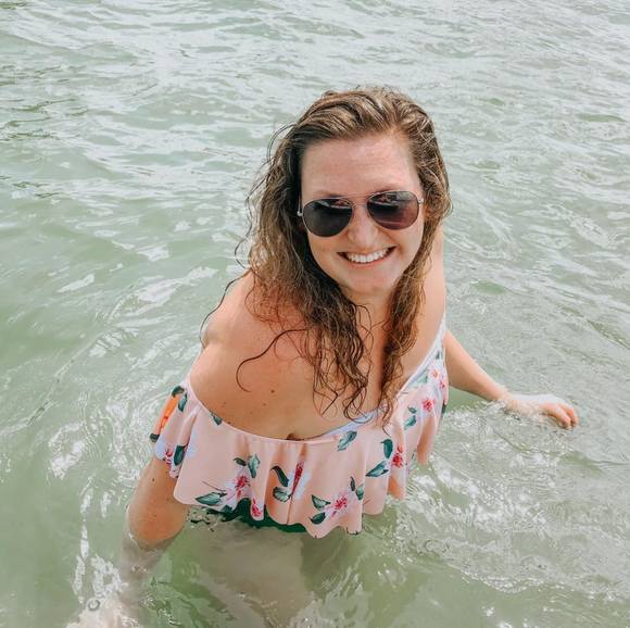 Profile Picture of Danielle Krueger (@elliek325) on Poshmark