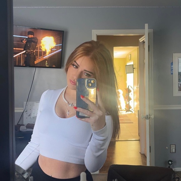 Profile Picture of Hannah Yager (@hannahyager6) on Poshmark