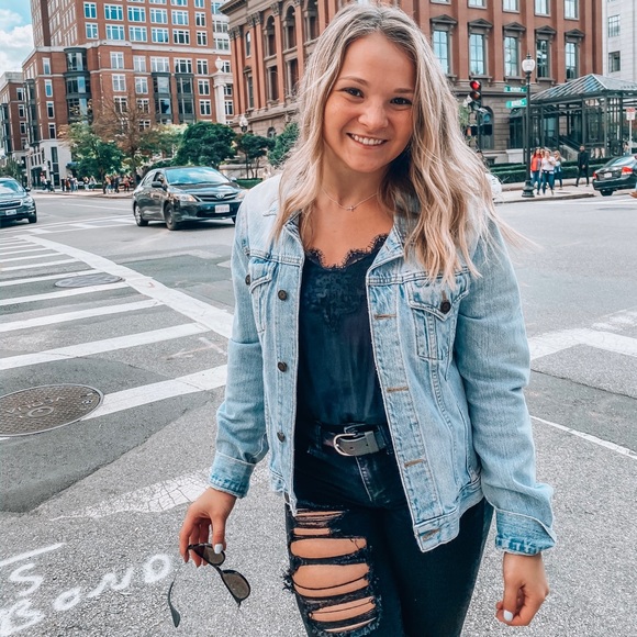 Profile Picture of Hannah Baddick (@hbaddick) on Poshmark