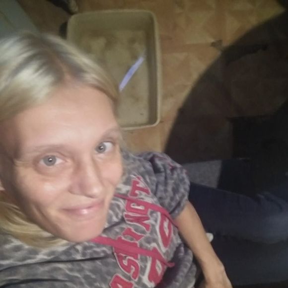 Profile Picture of Danielle Hoberg (@daniellehoberg) on Poshmark