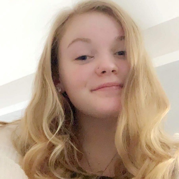 Profile Picture of Annabelle Brazee (@annabellebrazee) on Poshmark