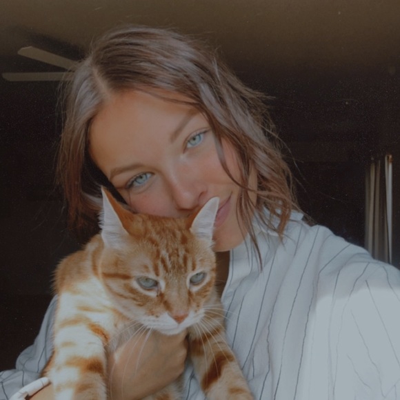 Profile Picture of Anna Scheurenbrand (@ascheurenbrand) on Poshmark